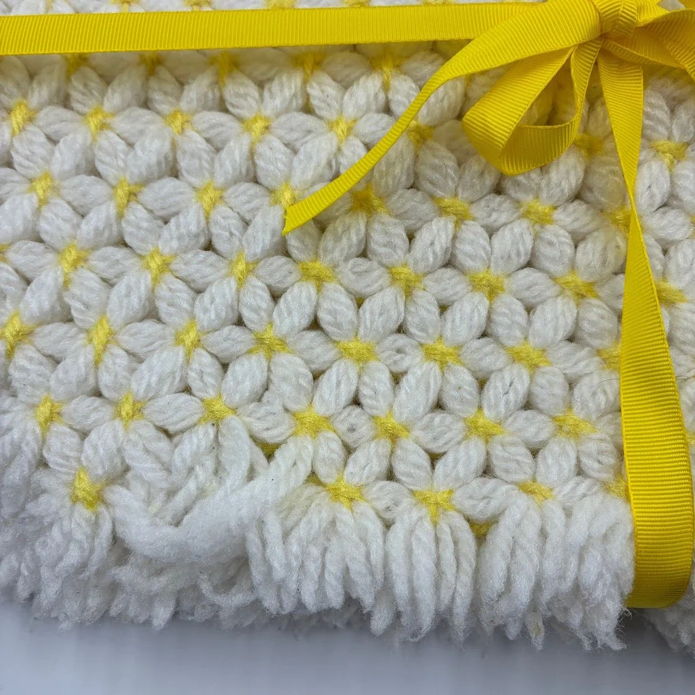 Vtg Handmade Floral Loom Knit Set of 4 Placemats White Yellow Daisy Fringe Retro